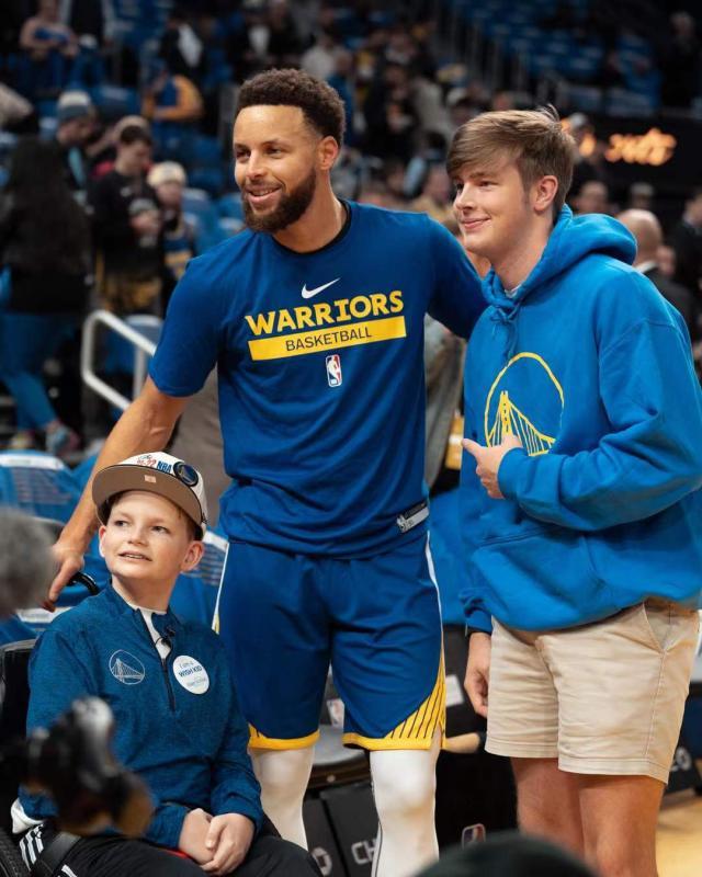 【现场】特殊来宾造访勇士主场 一哥复出难阻失利